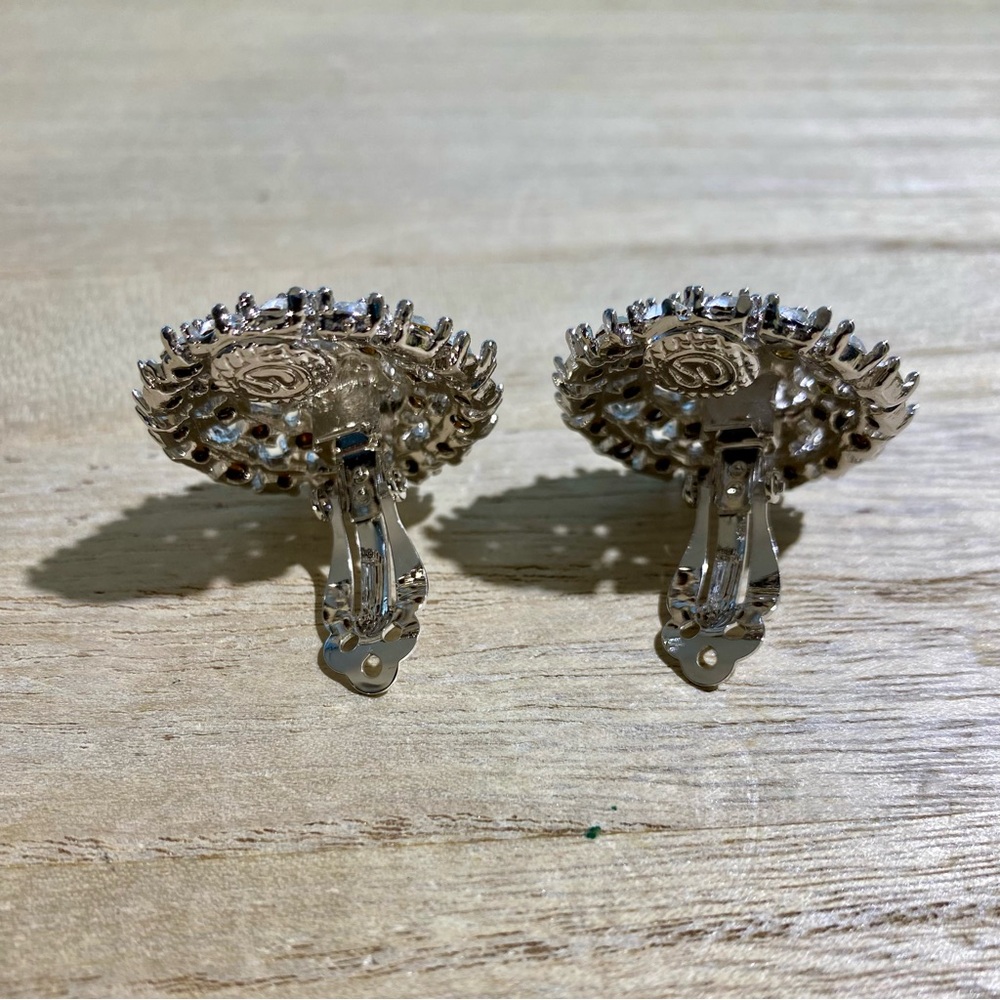 ST JOHN - VINTAGE - Large Round Cluster Crystal Rhinestone Clip-on Earrings - Picture 3 of 5